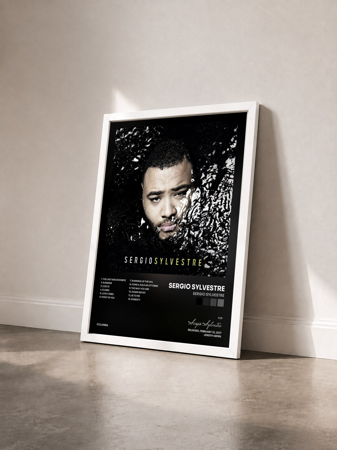 #blanc Tableau de l'album Sergio Sylvestre de Sergio Sylvestre vu de trois quarts, cadre blanc