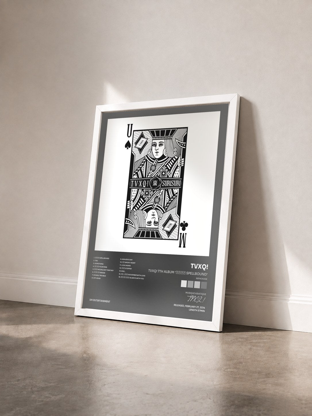#blanc Tableau de l'album TVXQ! 7th Album '수리수리 Spellbound' (Repackage) de TVXQ! vu de trois quarts, cadre blanc