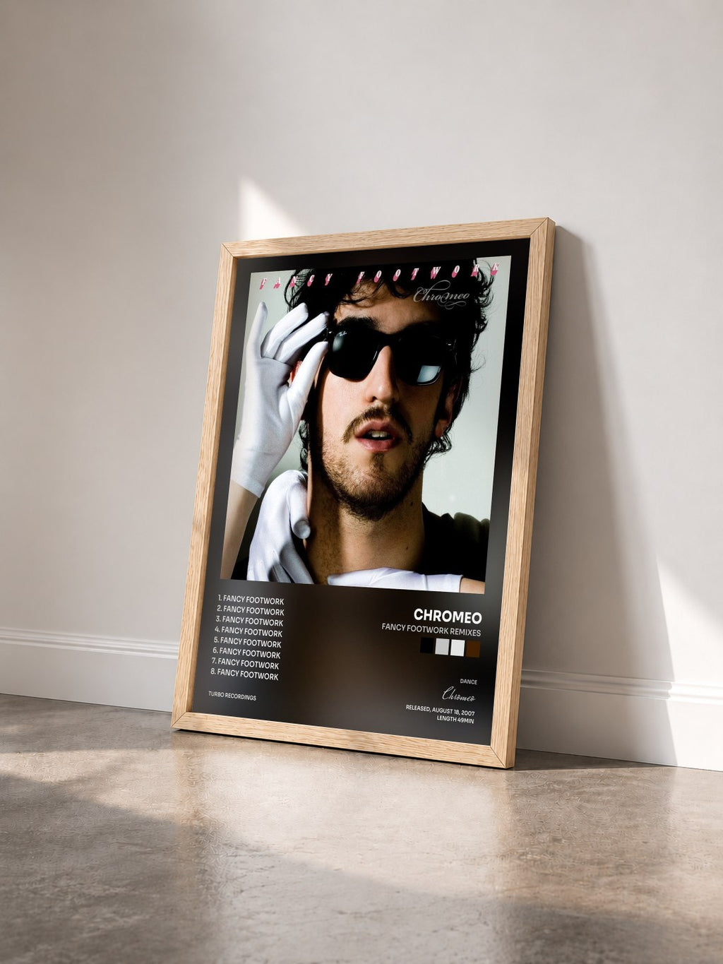 #bois Tableau de l'album Fancy Footwork Remixes de Chromeo vu de trois quarts, cadre en bois brut