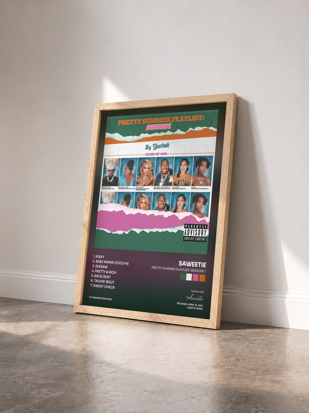 #bois Tableau de l'album Pretty Summer Playlist: Season 1 de Saweetie vu de trois quarts, cadre en bois brut