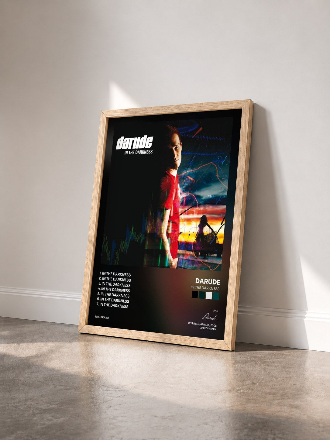 #bois Tableau de l'album In The Darkness de Darude vu de trois quarts, cadre en bois brut