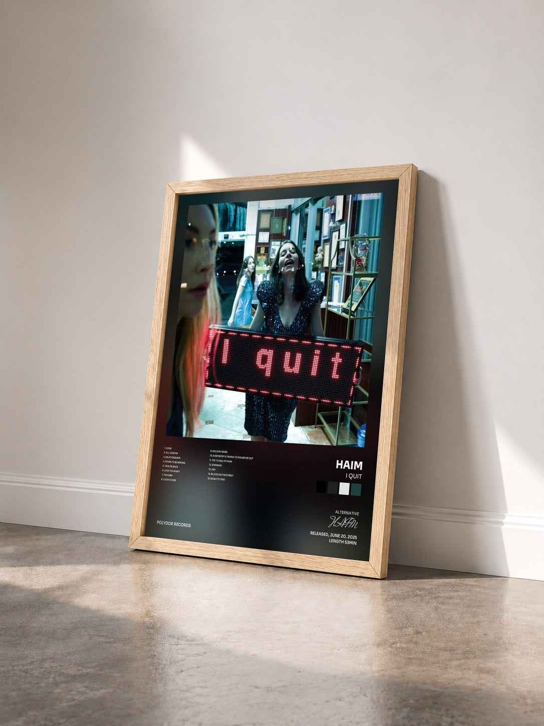 #bois Tableau de l'album I quit de HAIM vu de trois quarts, cadre en bois brut