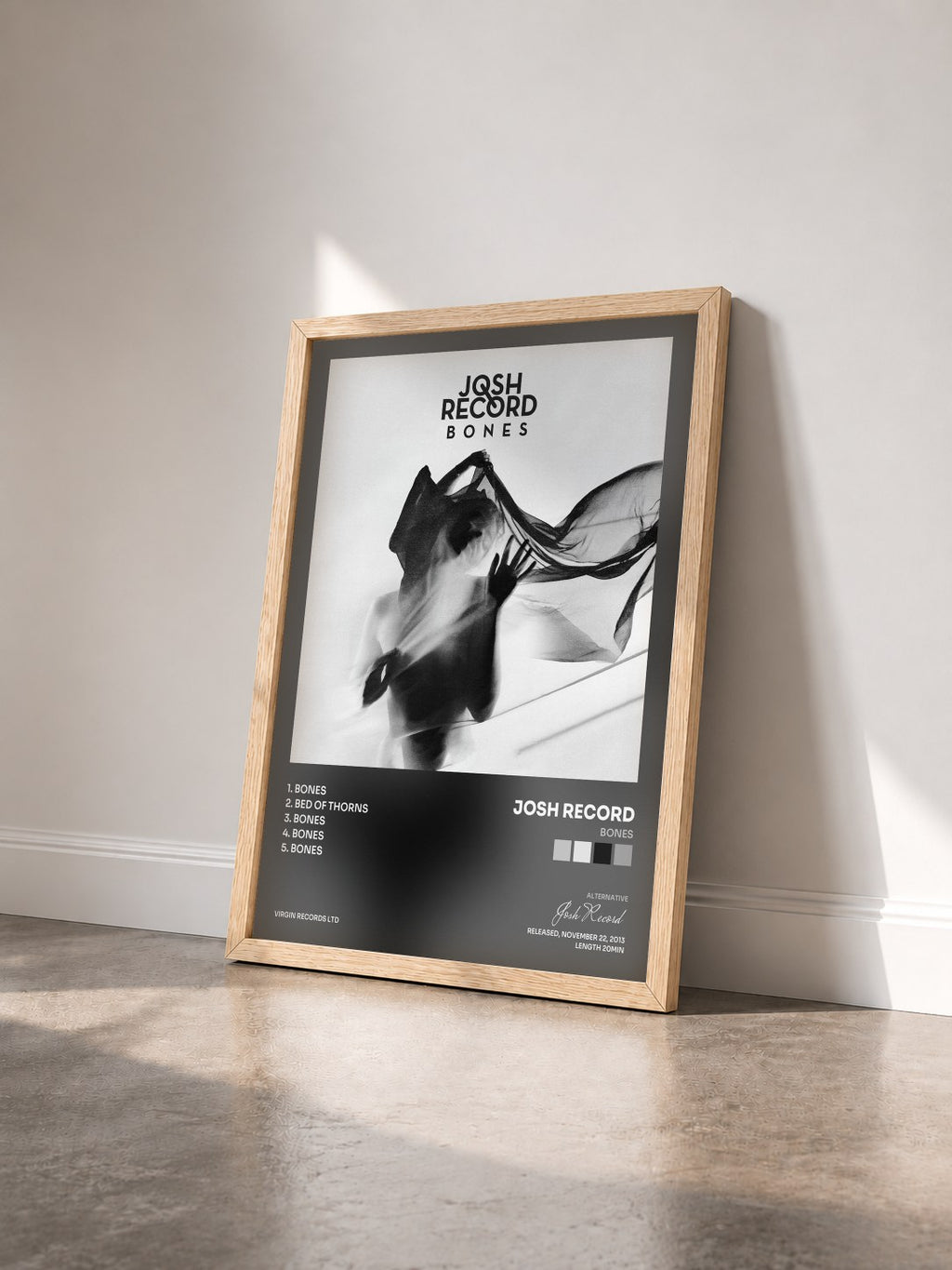 #bois Tableau de l'album Bones de Josh Record vu de trois quarts, cadre en bois brut