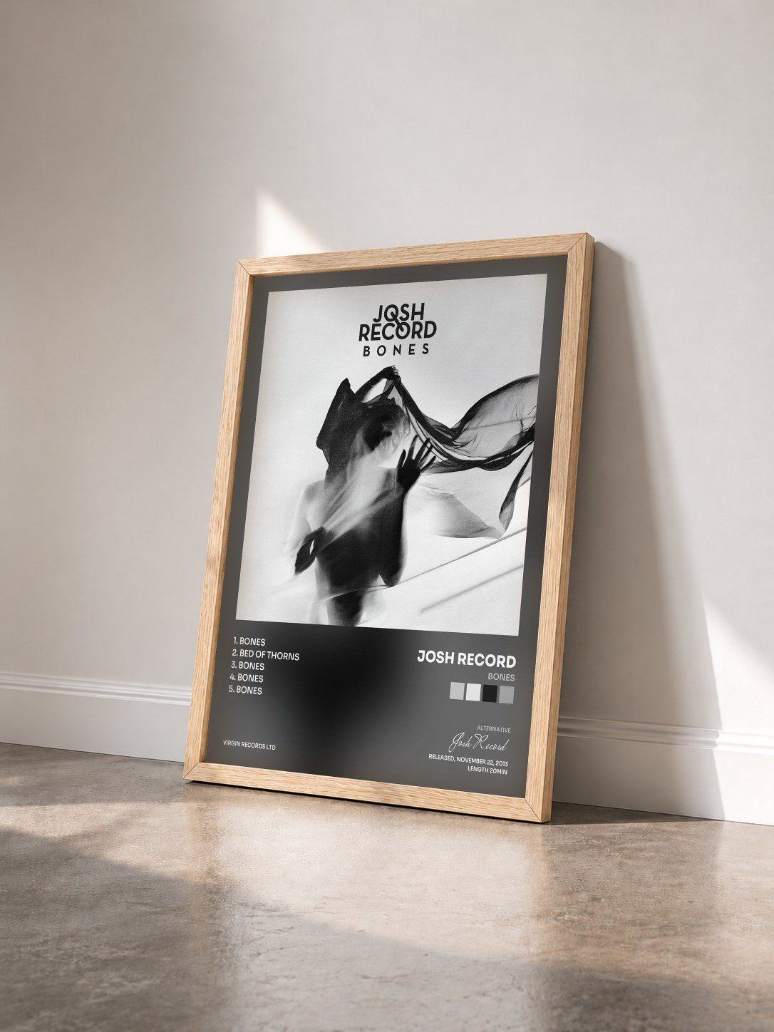 #bois Tableau de l'album Bones de Josh Record vu de trois quarts, cadre en bois brut