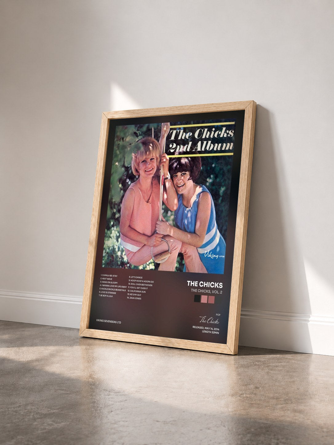 #bois Tableau de l'album The Chicks, Vol. 2 de The Chicks vu de trois quarts, cadre en bois brut
