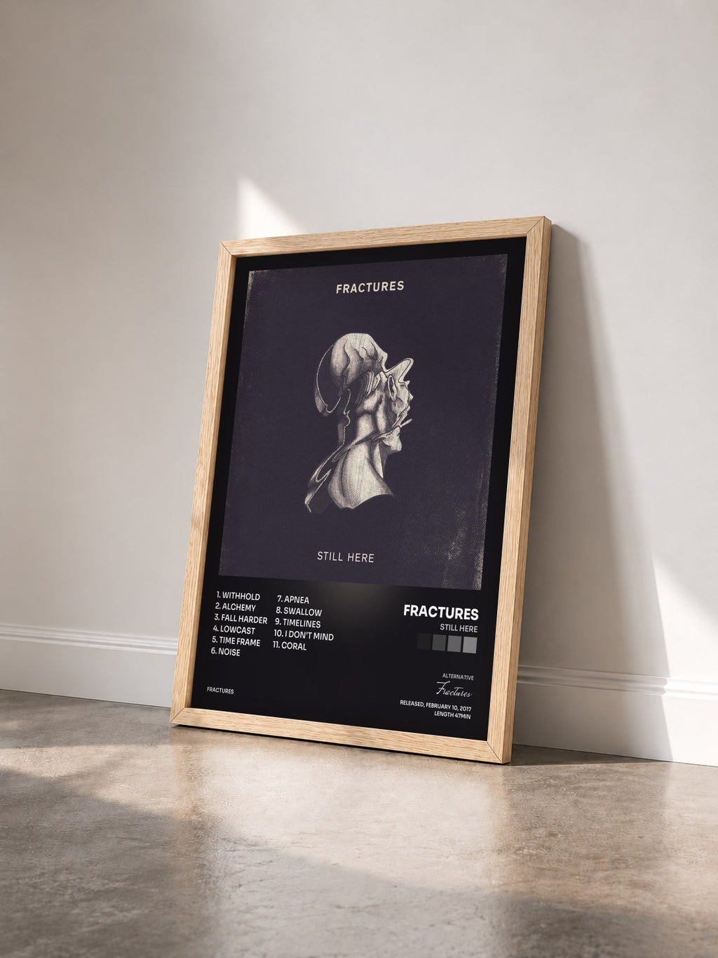 #bois Tableau de l'album Still Here de Fractures vu de trois quarts, cadre en bois brut
