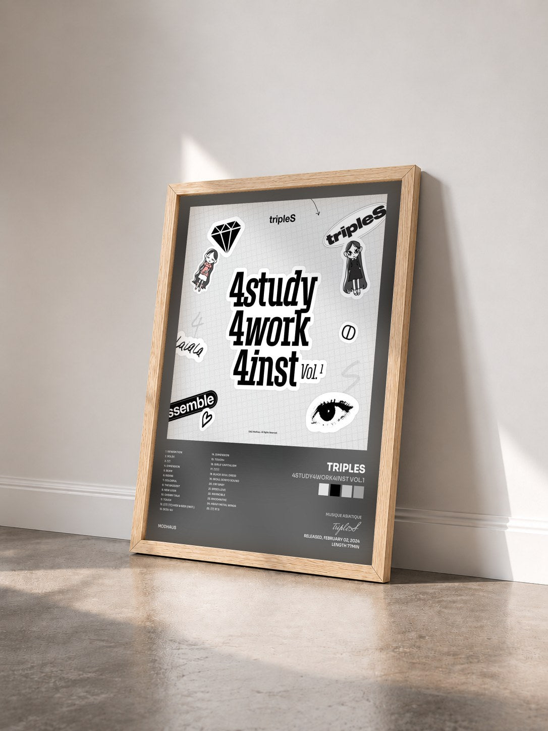 #bois Tableau de l'album 4study4work4inst Vol.1 de tripleS vu de trois quarts, cadre en bois brut