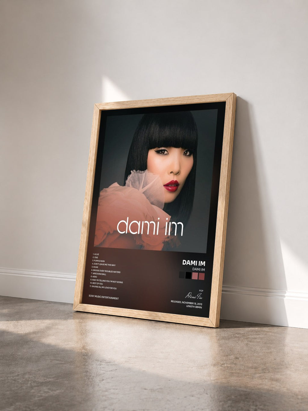 #bois Tableau de l'album Dami Im de Dami Im vu de trois quarts, cadre en bois brut