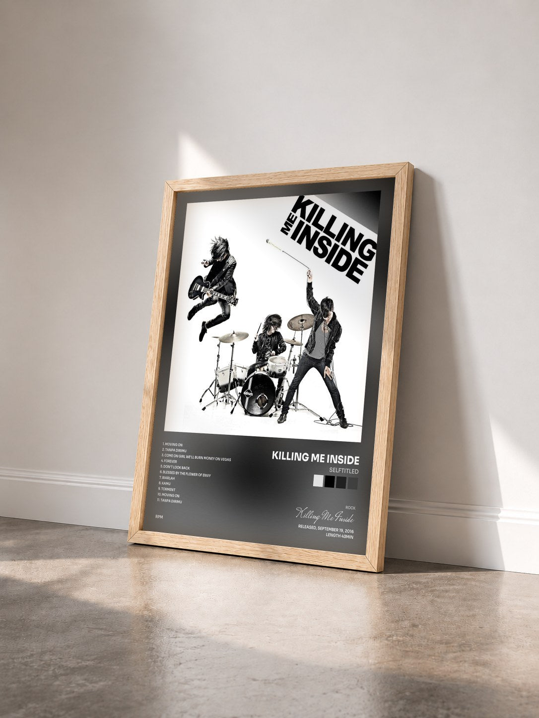 #bois Tableau de l'album Selftitled de Killing Me Inside vu de trois quarts, cadre en bois brut