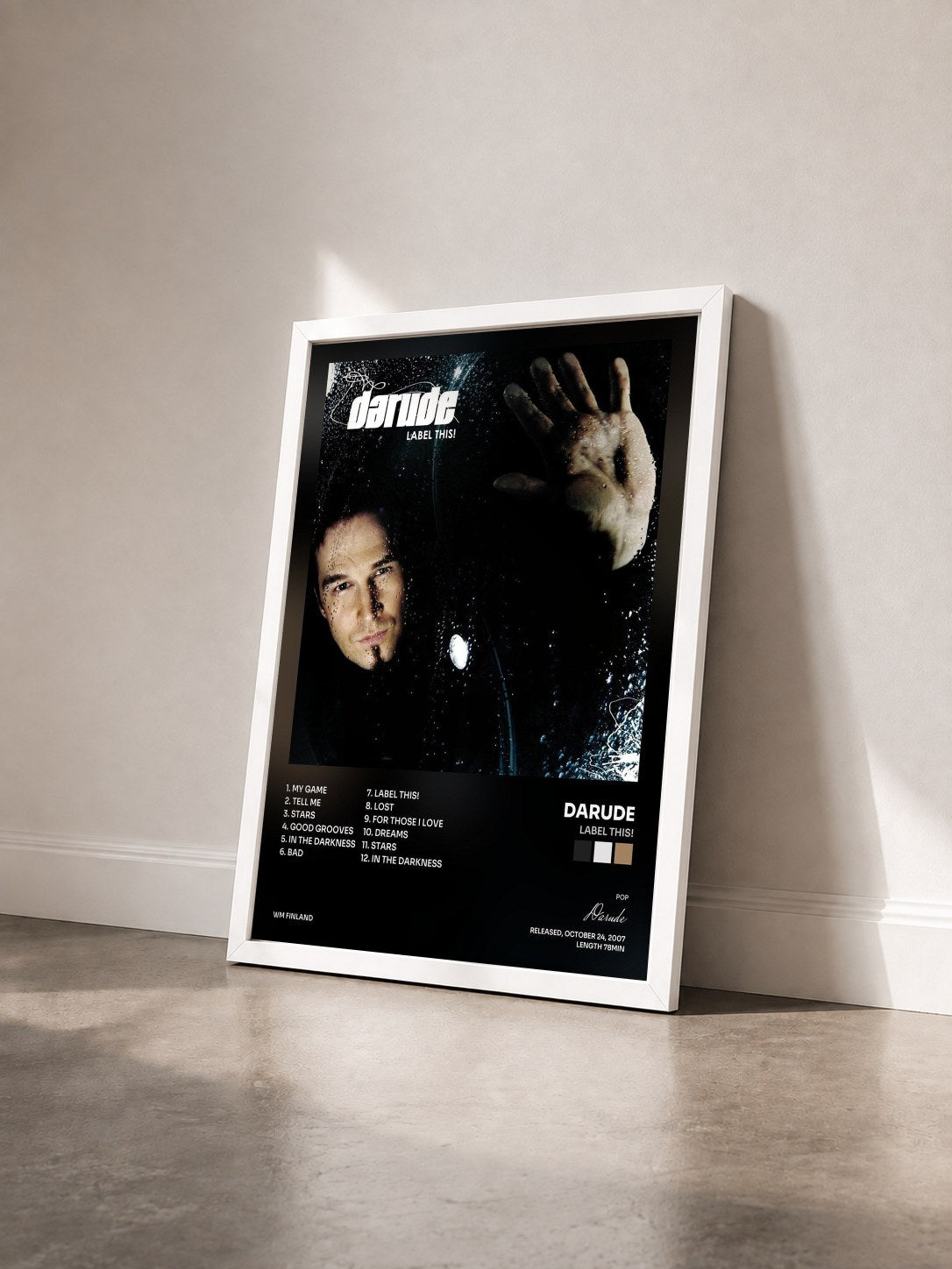#blanc Tableau de l'album Label This! de Darude vu de trois quarts, cadre blanc