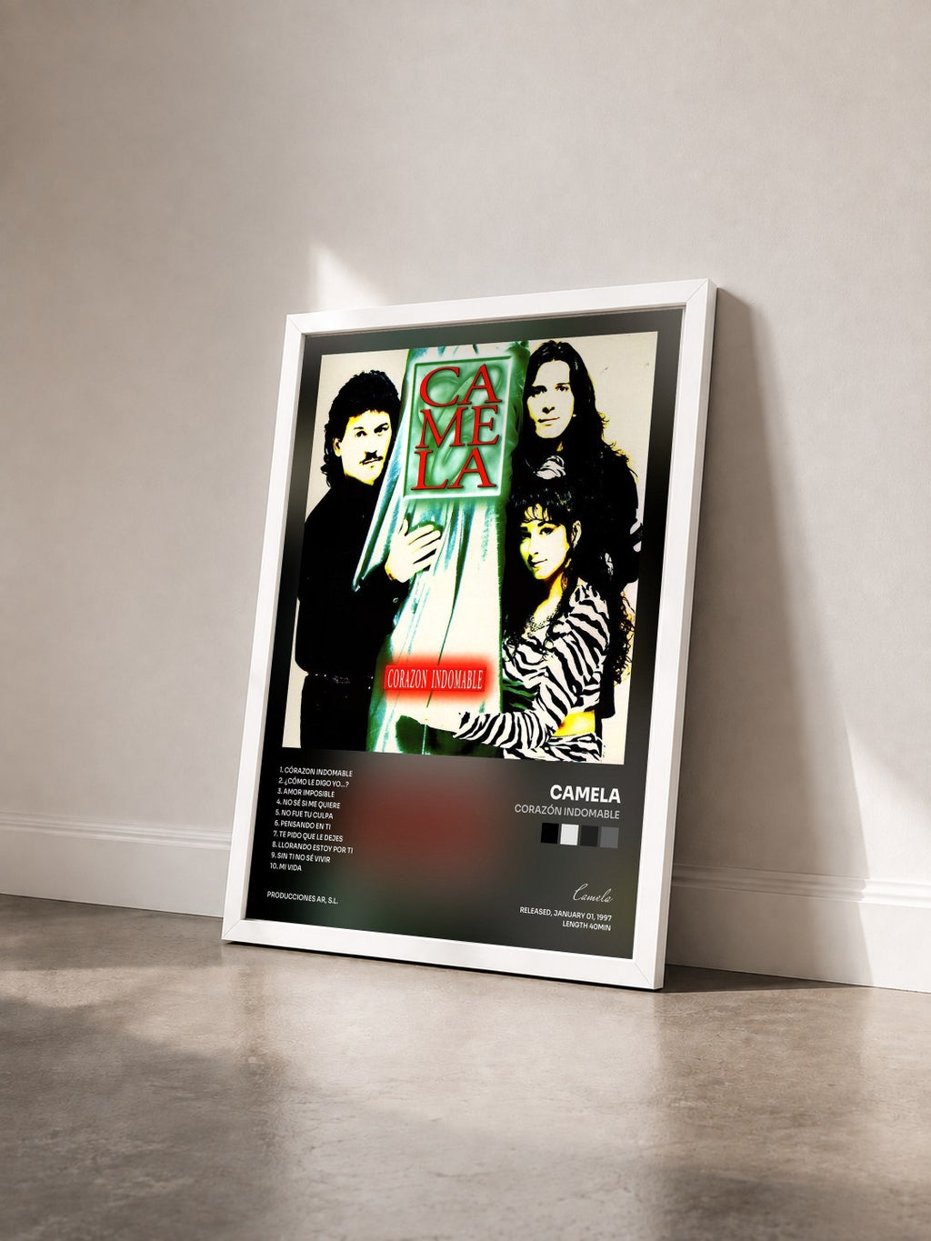 #blanc Tableau de l'album Corazón Indomable de Camela vu de trois quarts, cadre blanc