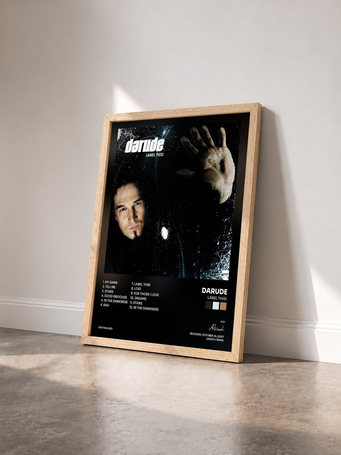 #bois Tableau de l'album Label This! de Darude vu de trois quarts, cadre en bois brut