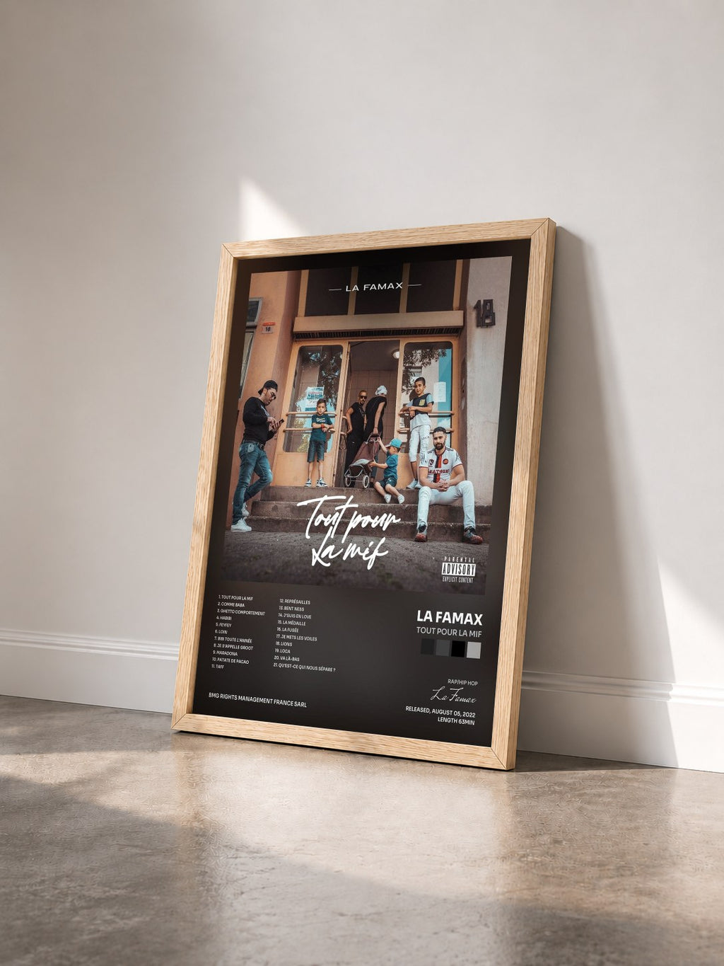 #bois Tableau de l'album Tout pour la mif de La Famax vu de trois quarts, cadre en bois brut