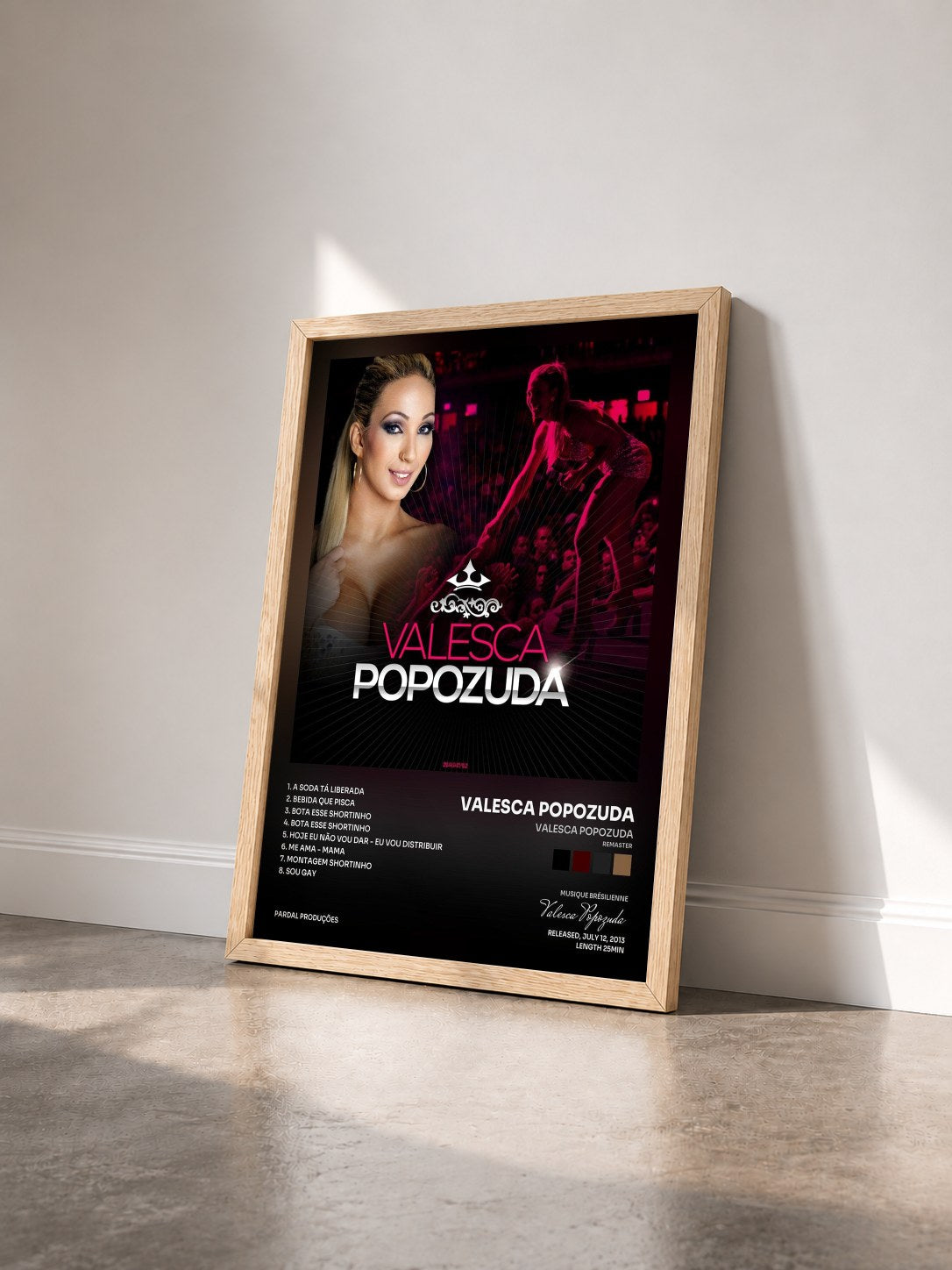 #bois Tableau de l'album Valesca Popozuda (Remaster) de Valesca Popozuda vu de trois quarts, cadre en bois brut