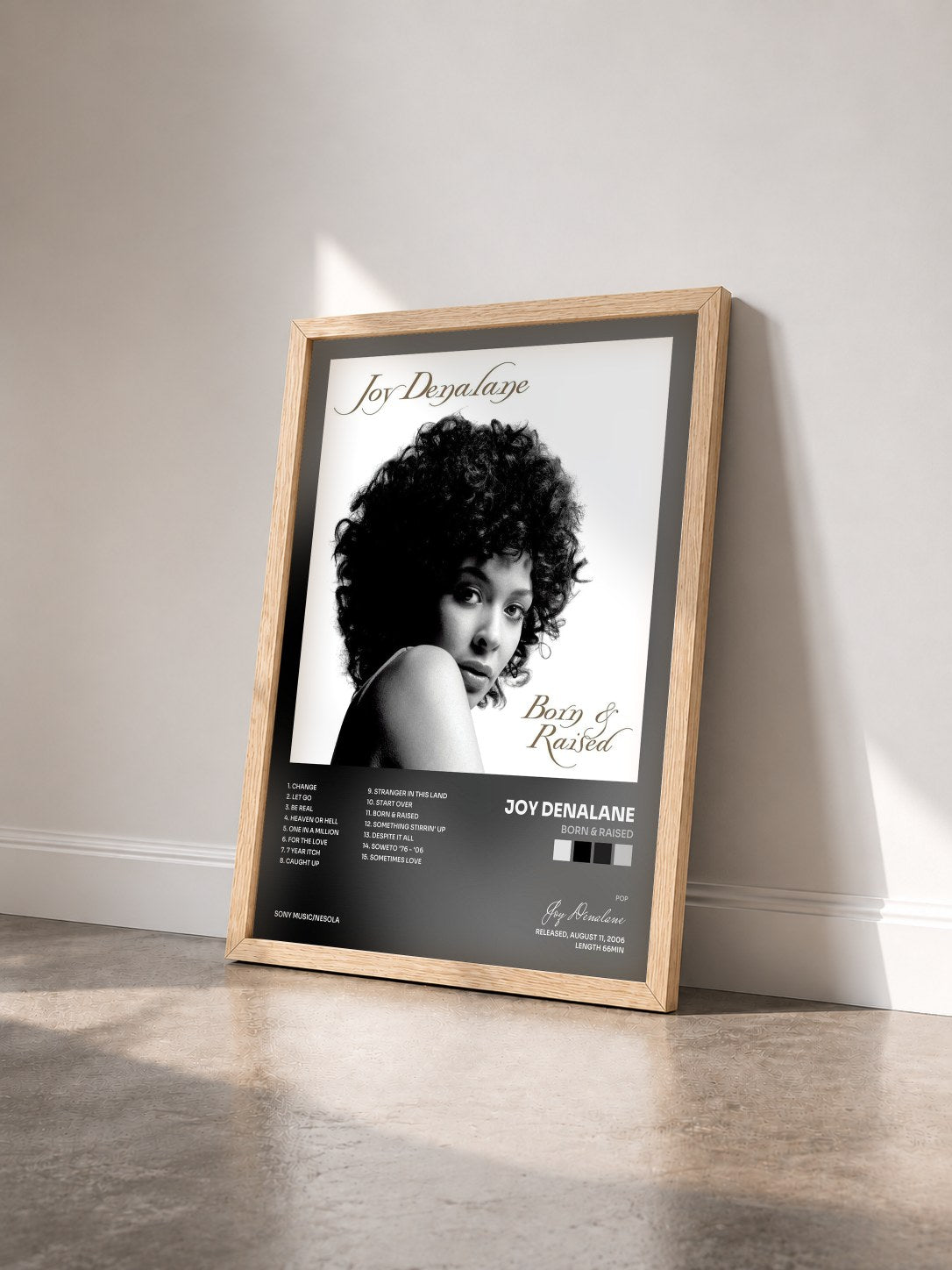 #bois Tableau de l'album Born & Raised de Joy Denalane vu de trois quarts, cadre en bois brut