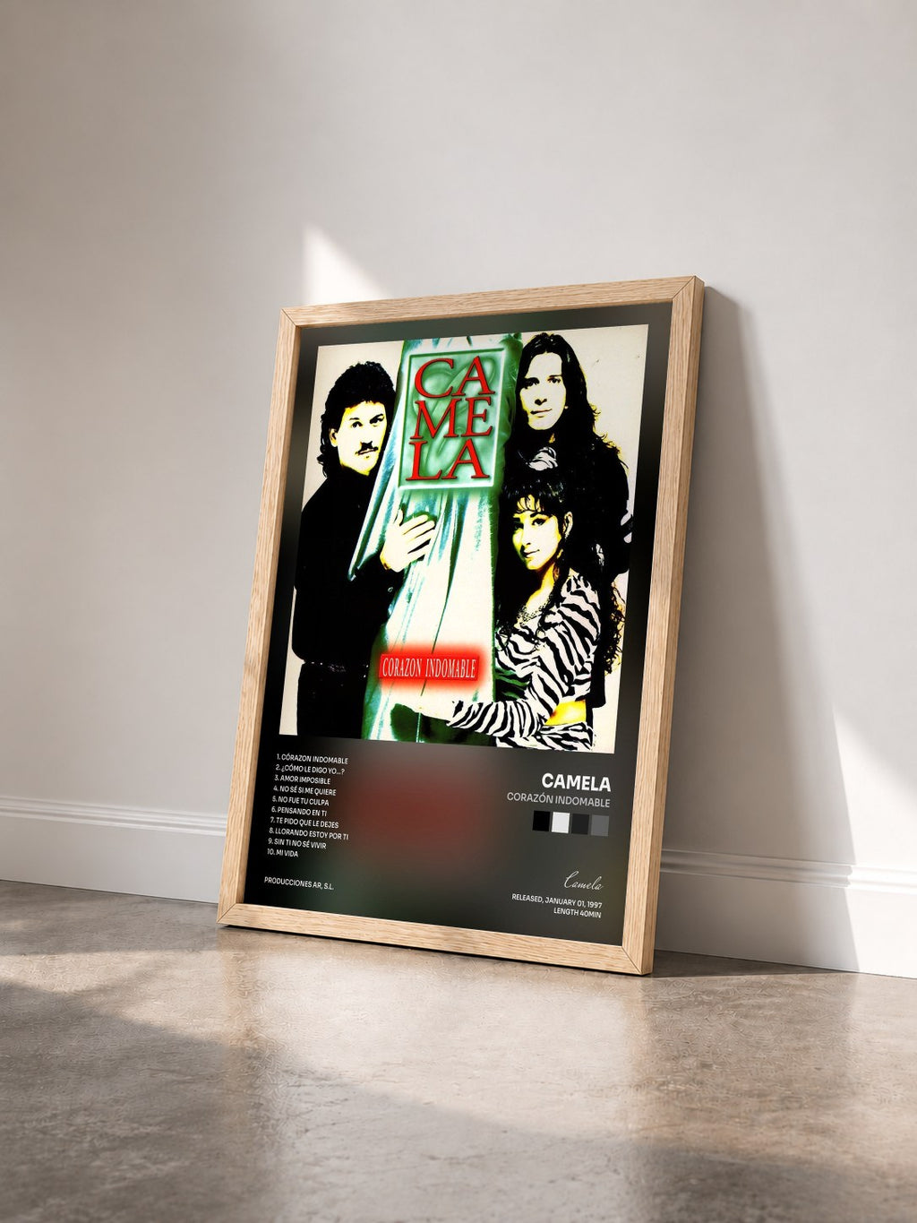 #bois Tableau de l'album Corazón Indomable de Camela vu de trois quarts, cadre en bois brut