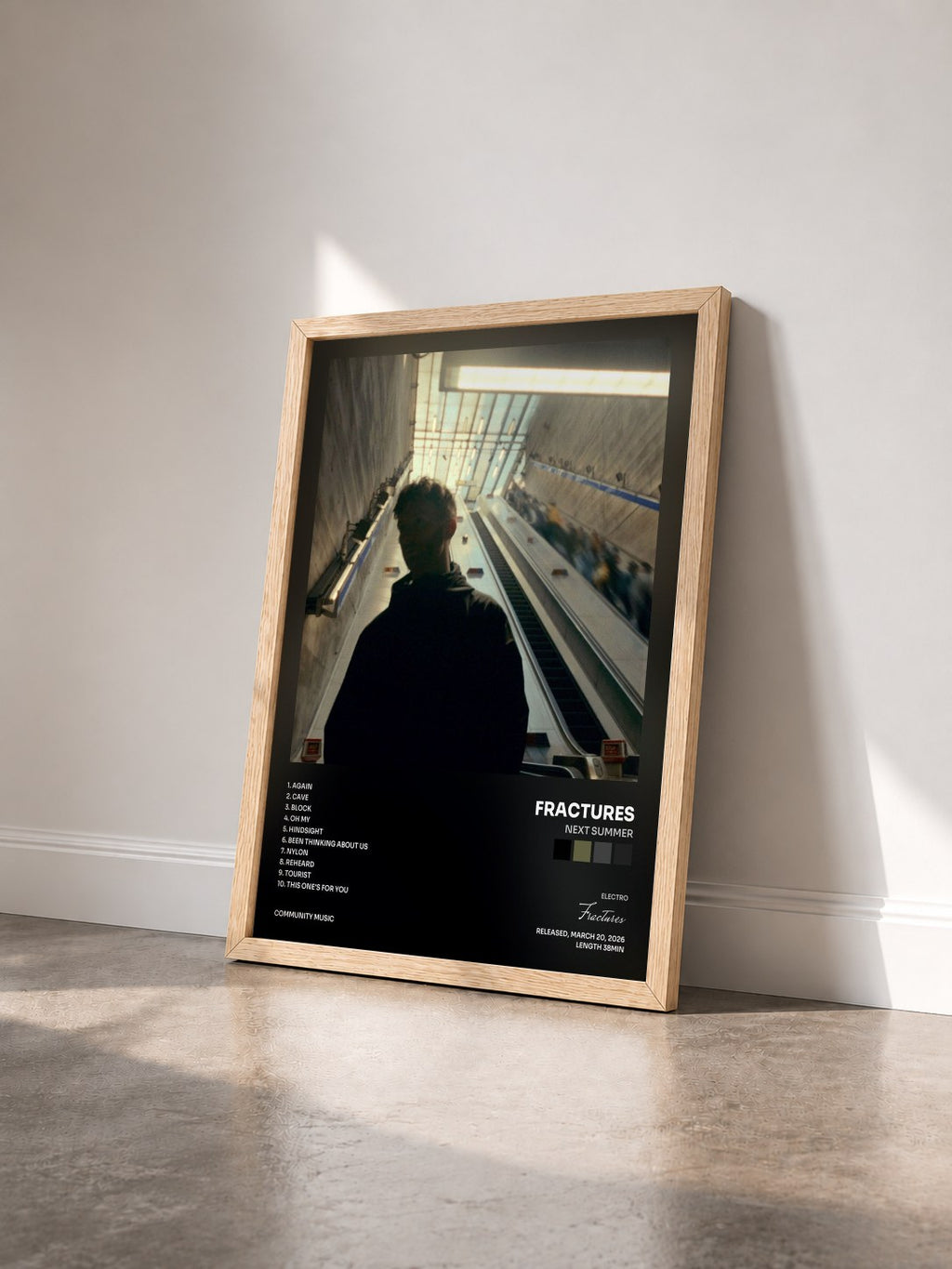 #bois Tableau de l'album Next Summer de Fractures vu de trois quarts, cadre en bois brut