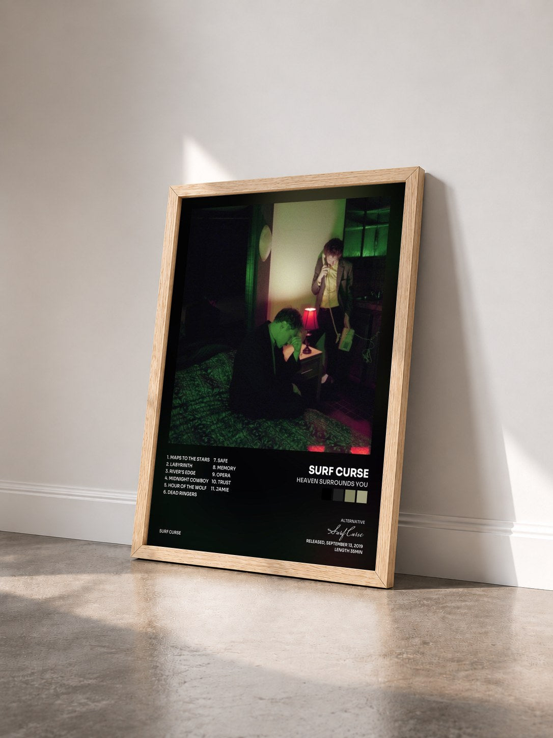 #bois Tableau de l'album Heaven Surrounds You de Surf Curse vu de trois quarts, cadre en bois brut