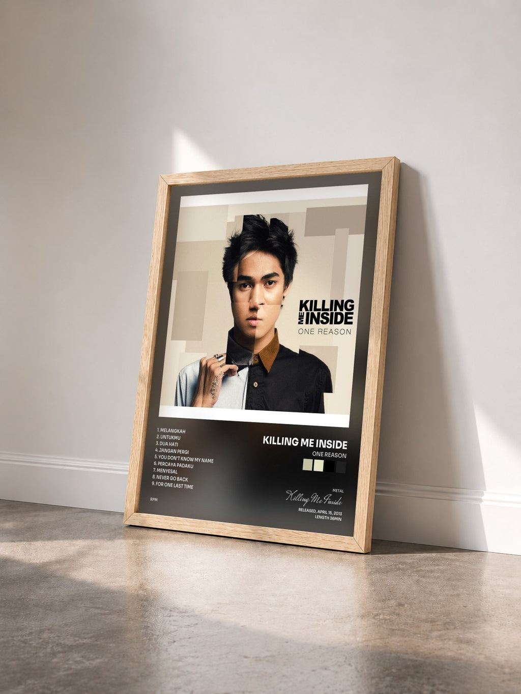 #bois Tableau de l'album One Reason de Killing Me Inside vu de trois quarts, cadre en bois brut