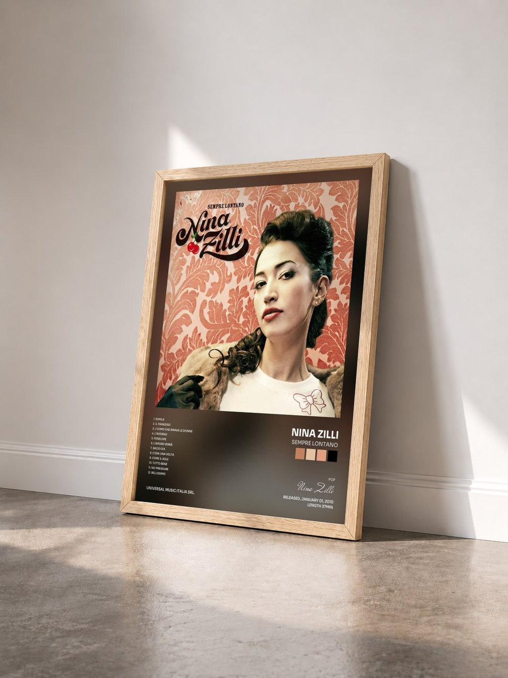 #bois Tableau de l'album Sempre Lontano de Nina Zilli vu de trois quarts, cadre en bois brut