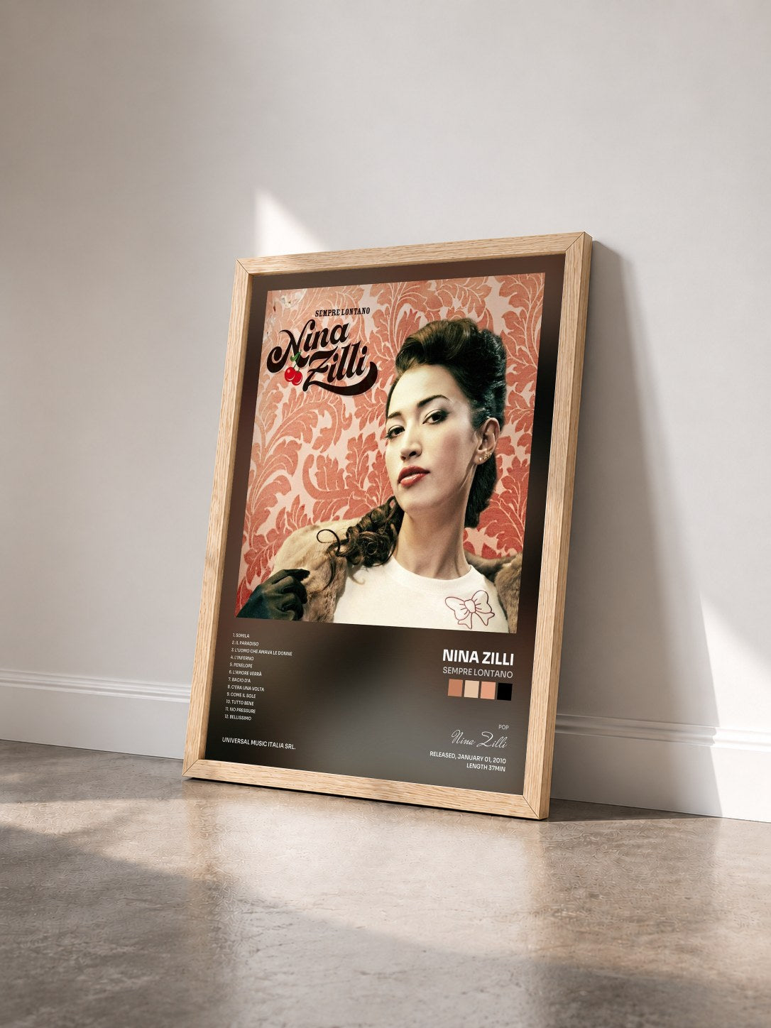 #bois Tableau de l'album Sempre Lontano de Nina Zilli vu de trois quarts, cadre en bois brut