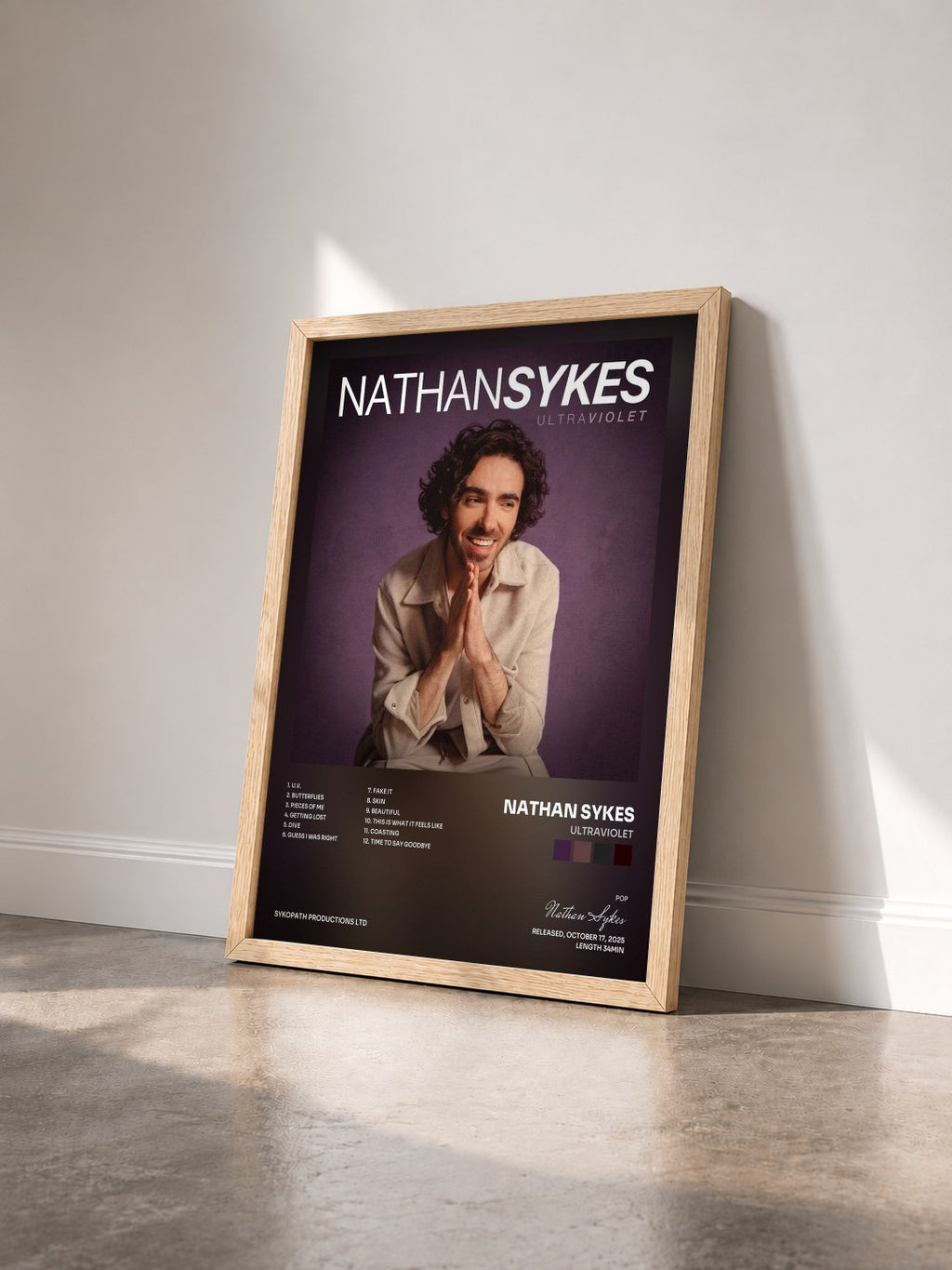 #bois Tableau de l'album Ultraviolet de Nathan Sykes vu de trois quarts, cadre en bois brut