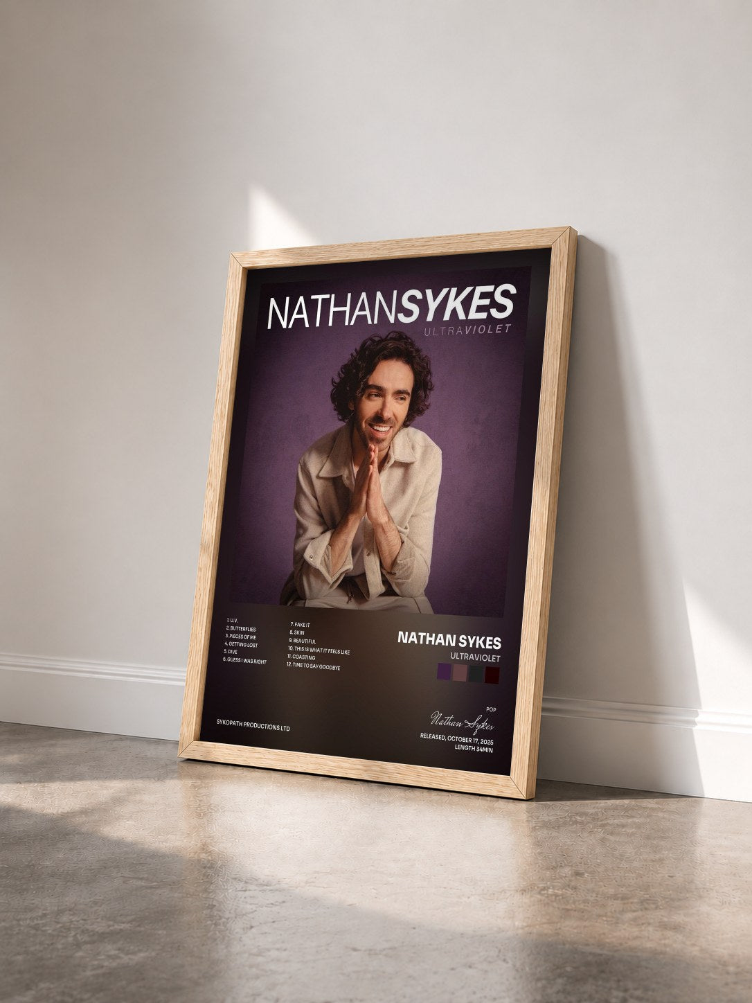 #bois Tableau de l'album Ultraviolet de Nathan Sykes vu de trois quarts, cadre en bois brut