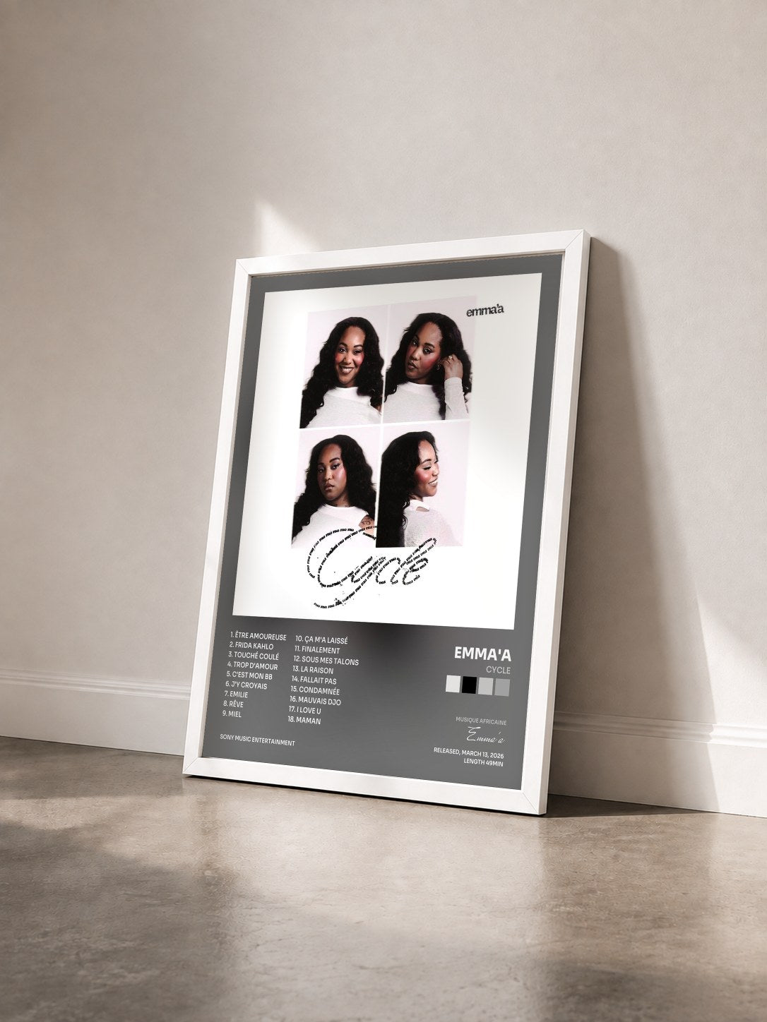 #blanc Tableau de l'album CYCLE de Emma'a vu de trois quarts, cadre blanc