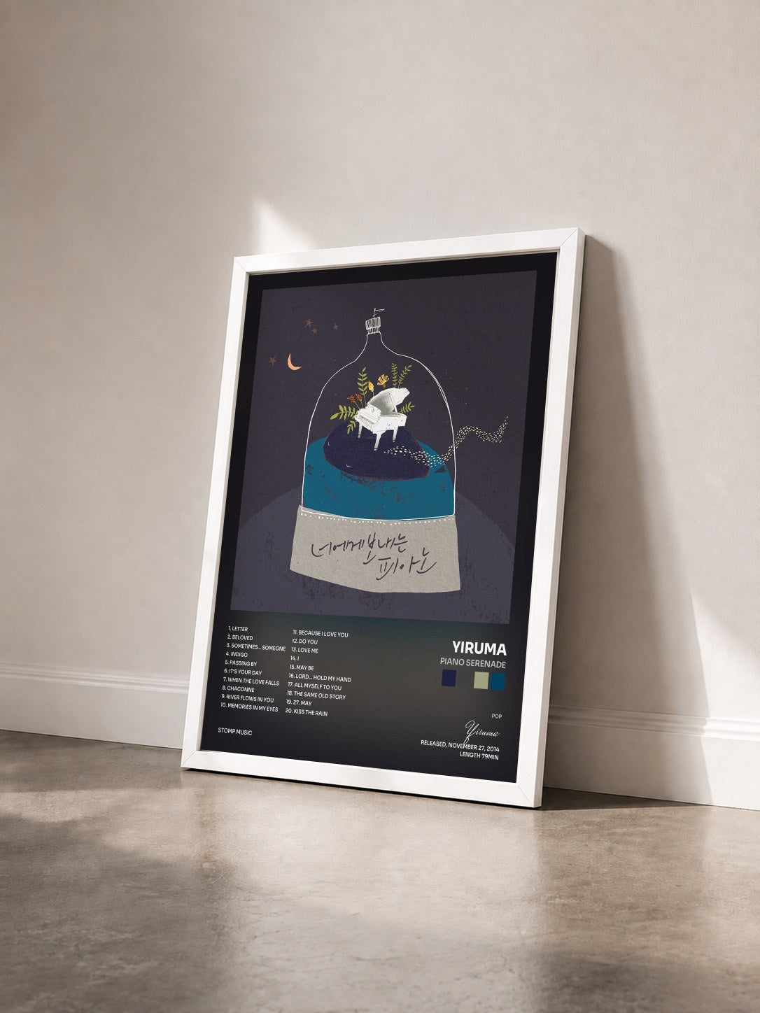 #blanc Tableau de l'album Piano Serenade de Yiruma vu de trois quarts, cadre blanc