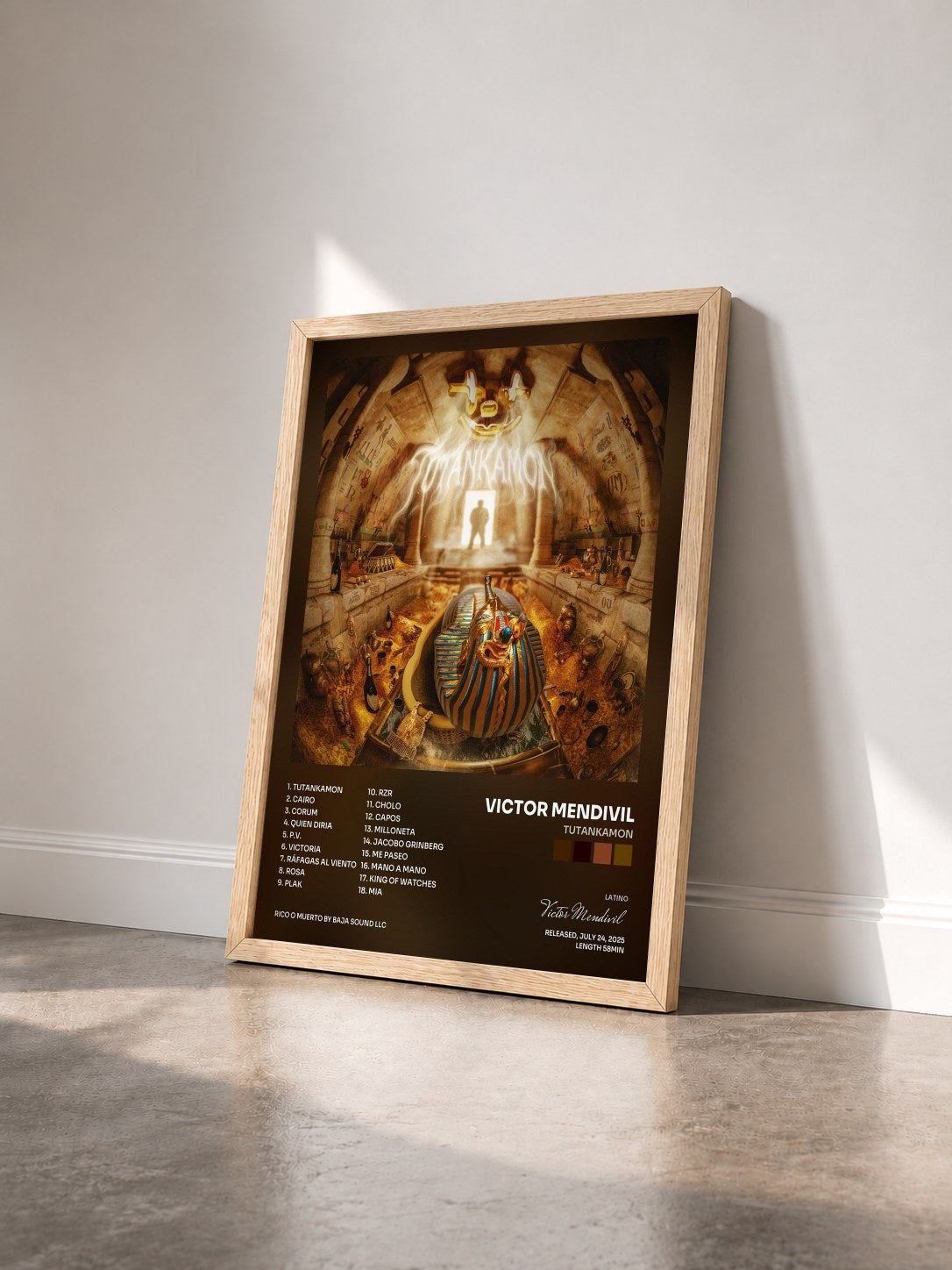 #bois Tableau de l'album Tutankamon de Victor Mendivil vu de trois quarts, cadre en bois brut