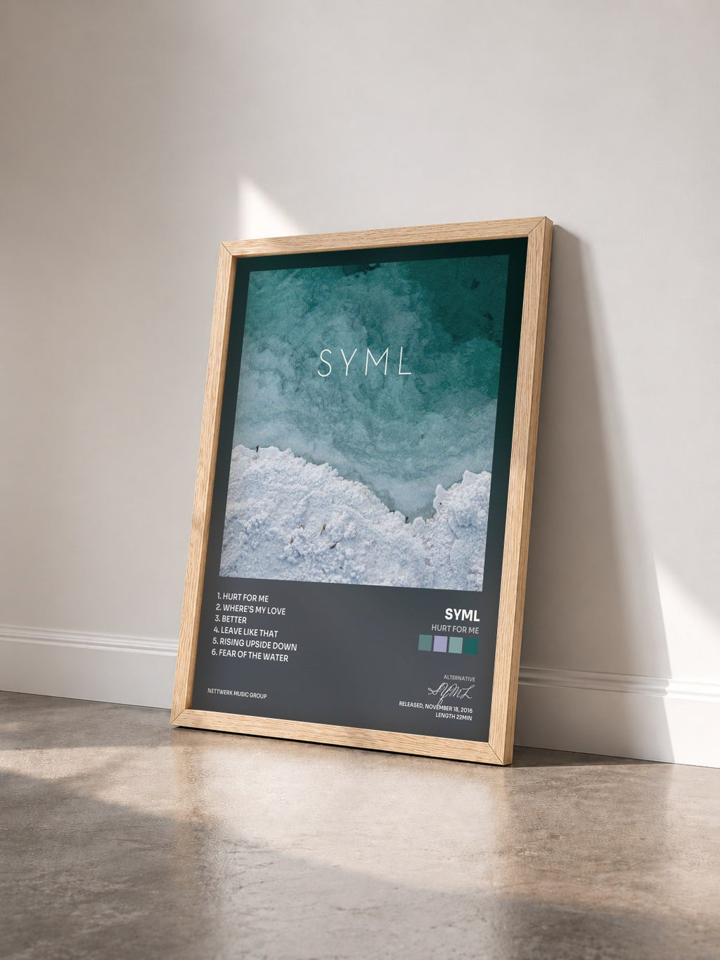 #bois Tableau de l'album Hurt for Me de SYML vu de trois quarts, cadre en bois brut