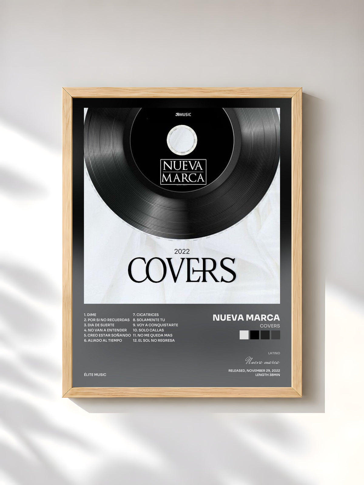 #bois Tableau de l'album Covers de Nueva marca, cadre en bois brut, imprimé et encadré en France