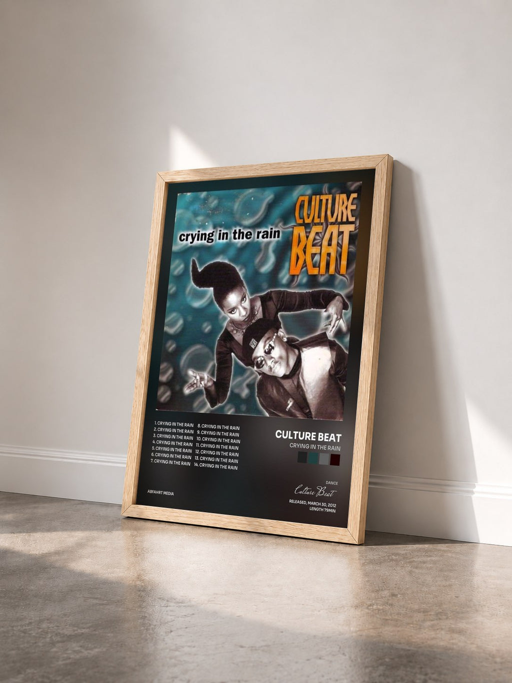 #bois Tableau de l'album Crying in the Rain de Culture Beat vu de trois quarts, cadre en bois brut