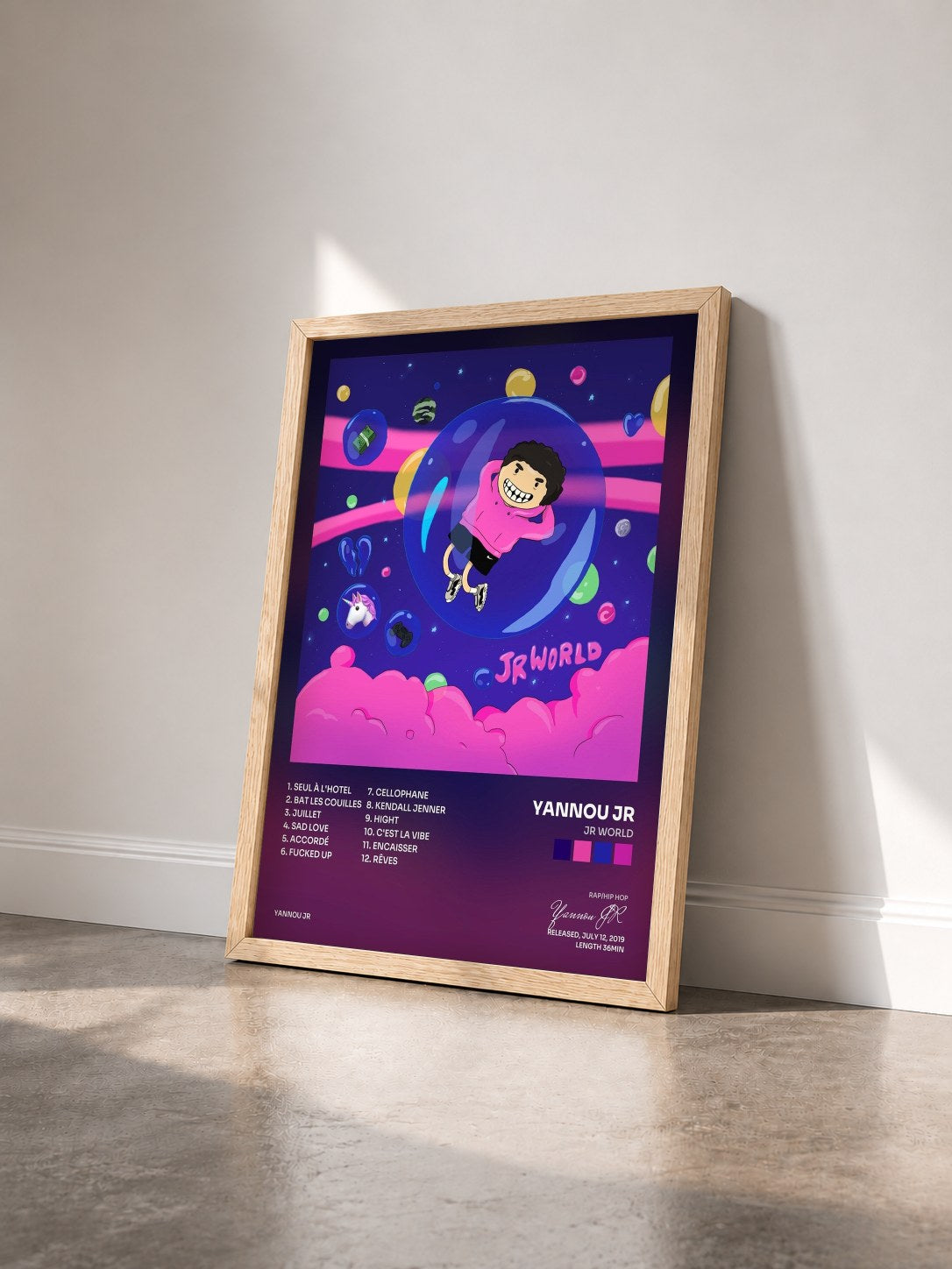 #bois Tableau de l'album Jr world de Yannou JR vu de trois quarts, cadre en bois brut