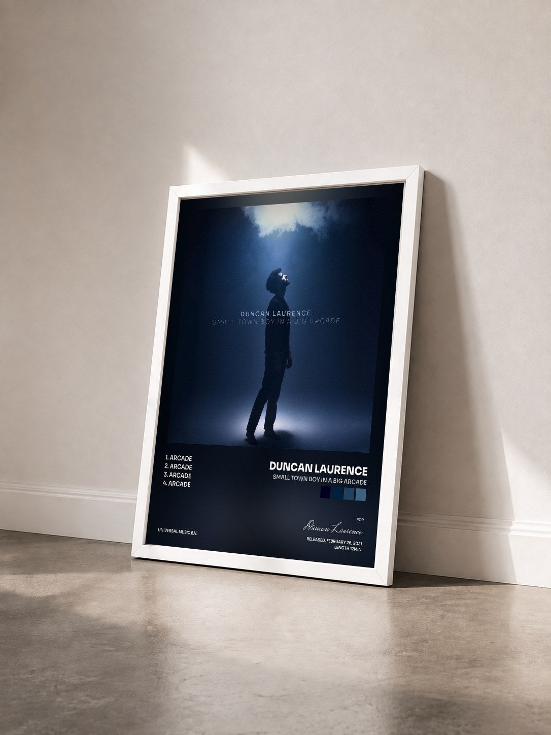 #blanc Tableau de l'album Small Town Boy In A Big Arcade de Duncan Laurence vu de trois quarts, cadre blanc