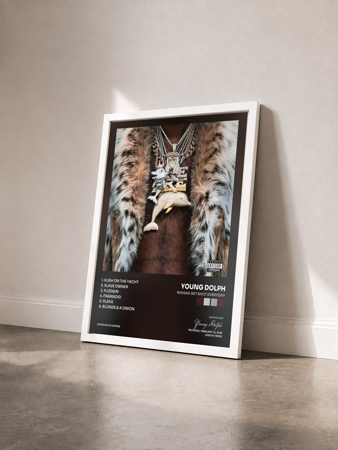 #blanc Tableau de l'album Niggas Get Shot Everyday de Young Dolph vu de trois quarts, cadre blanc