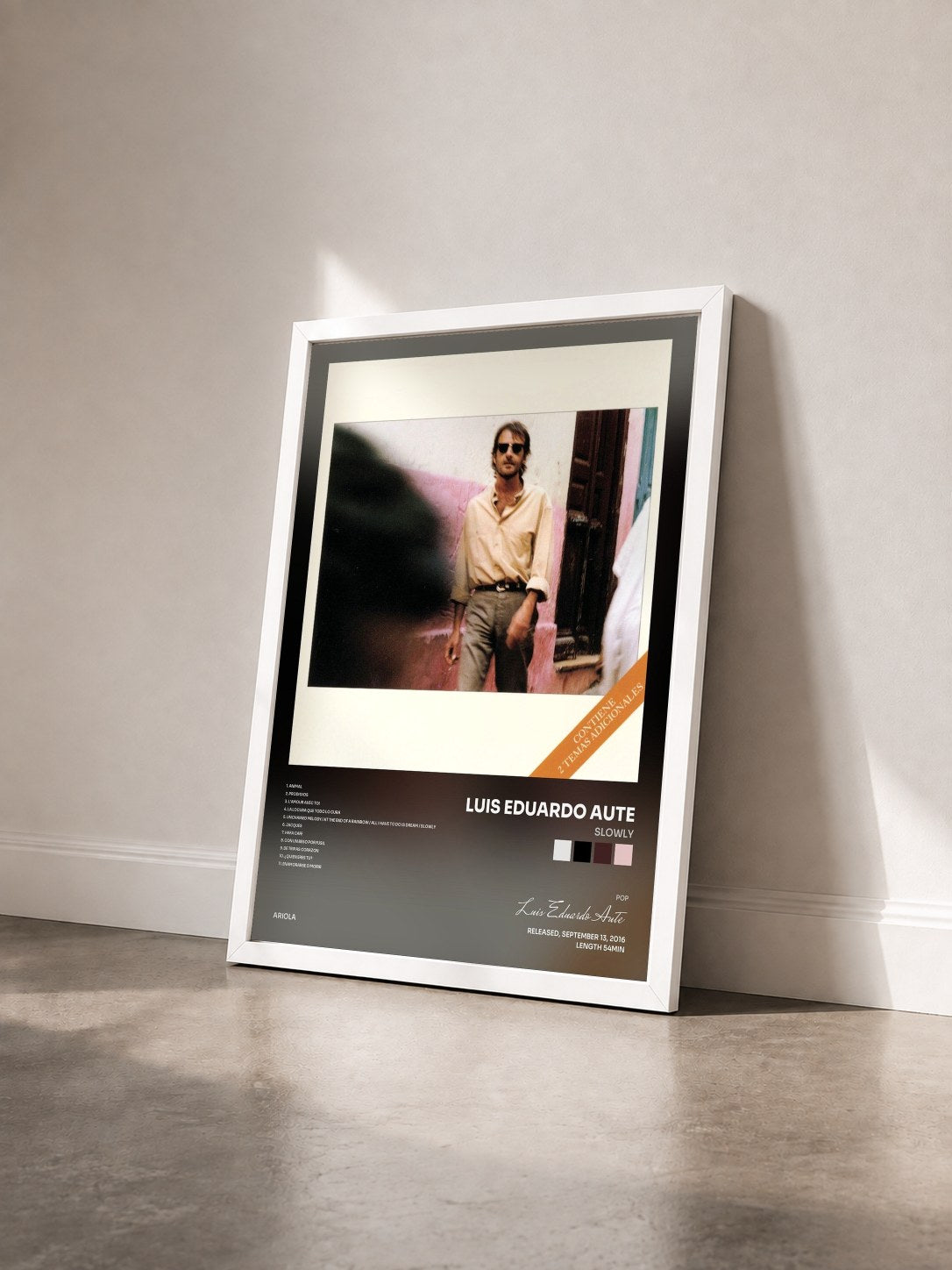 #blanc Tableau de l'album Slowly de Luis Eduardo Aute vu de trois quarts, cadre blanc