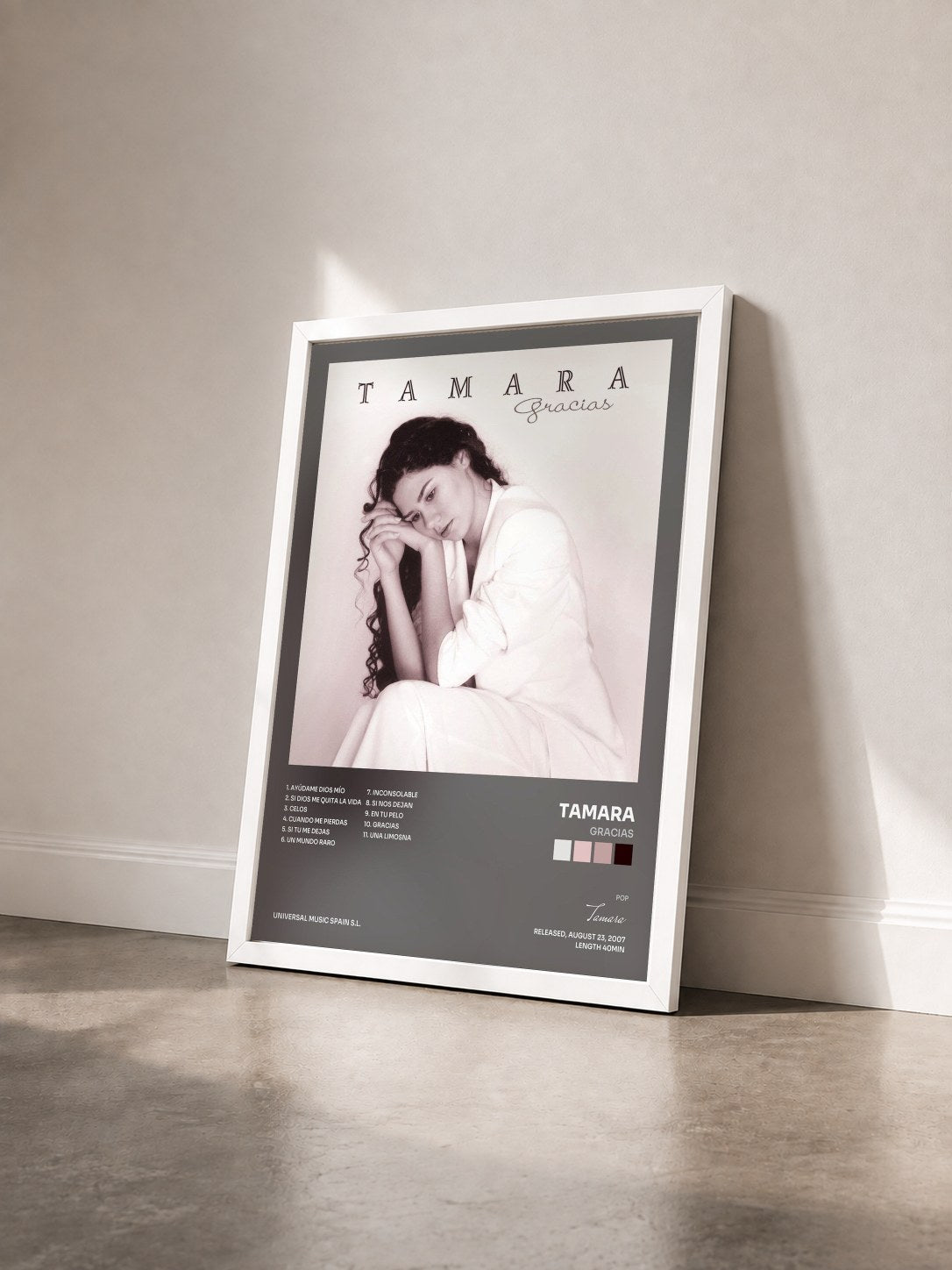 #blanc Tableau de l'album Gracias de Tamara vu de trois quarts, cadre blanc