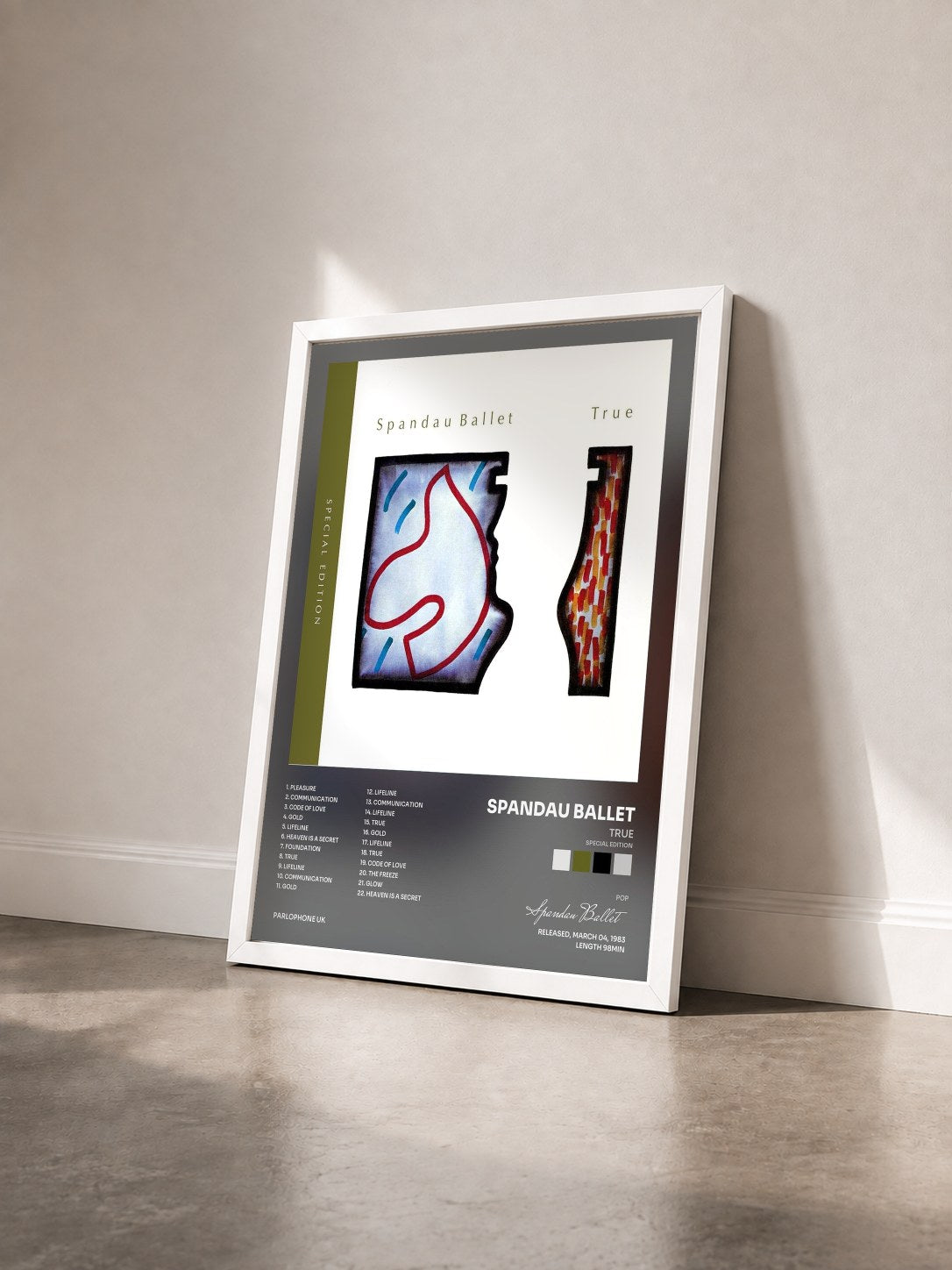 #blanc Tableau de l'album True (Special Edition) de Spandau Ballet vu de trois quarts, cadre blanc