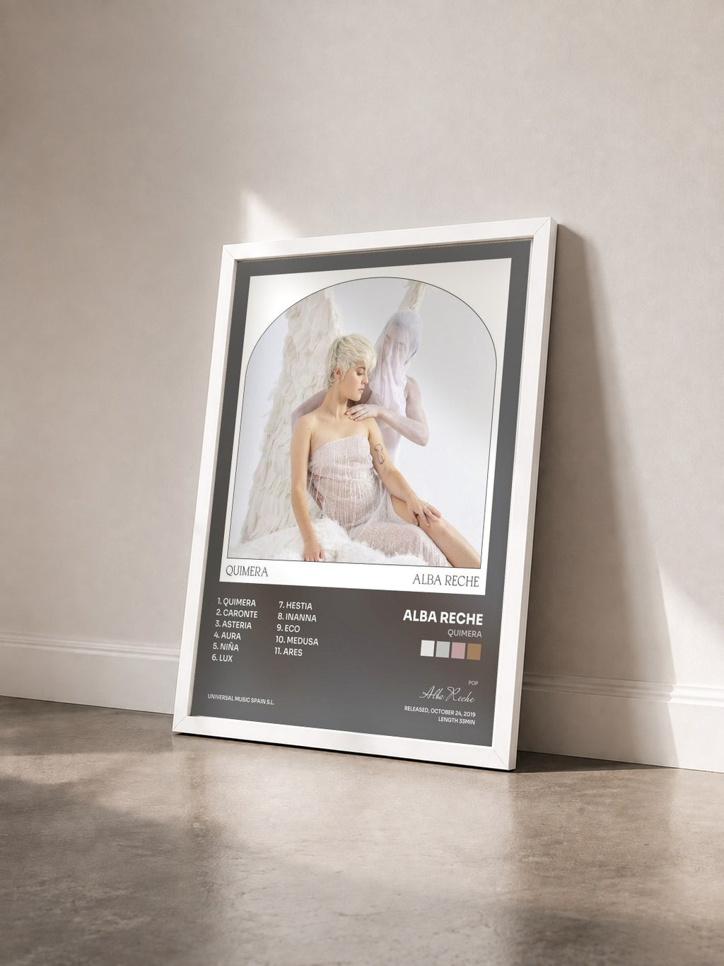 #blanc Tableau de l'album quimera de Alba Reche vu de trois quarts, cadre blanc