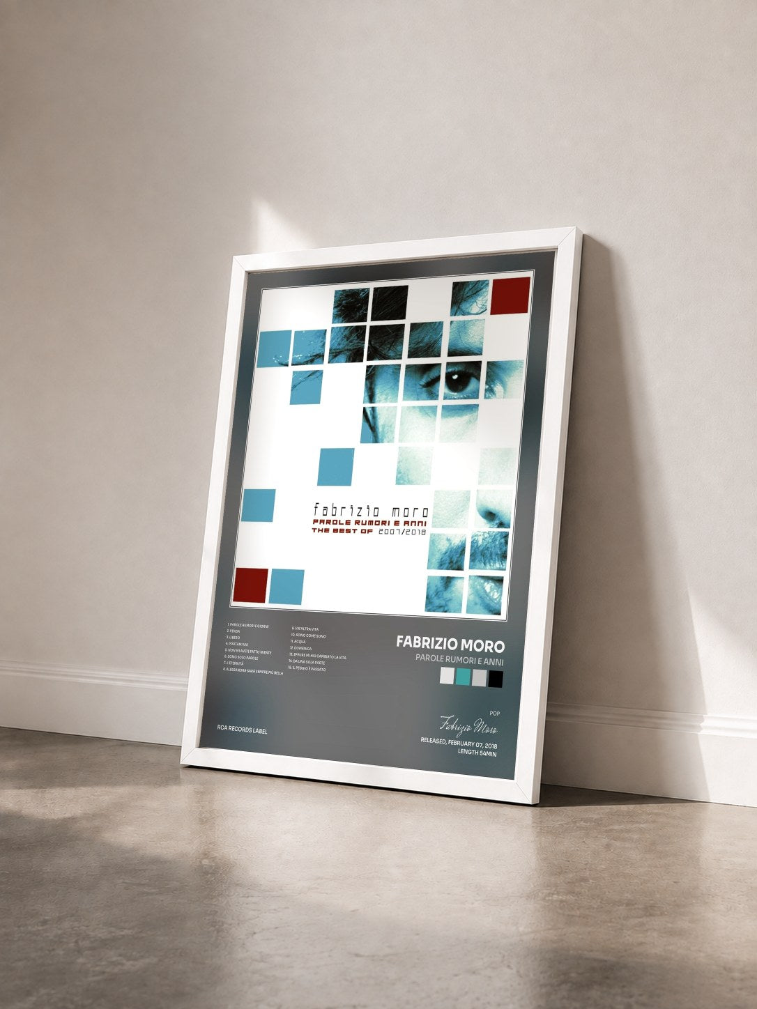#blanc Tableau de l'album Parole rumori e anni de Fabrizio Moro vu de trois quarts, cadre blanc