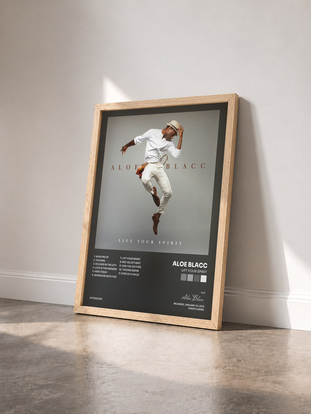 #bois Tableau de l'album Lift Your Spirit de Aloe Blacc vu de trois quarts, cadre en bois brut