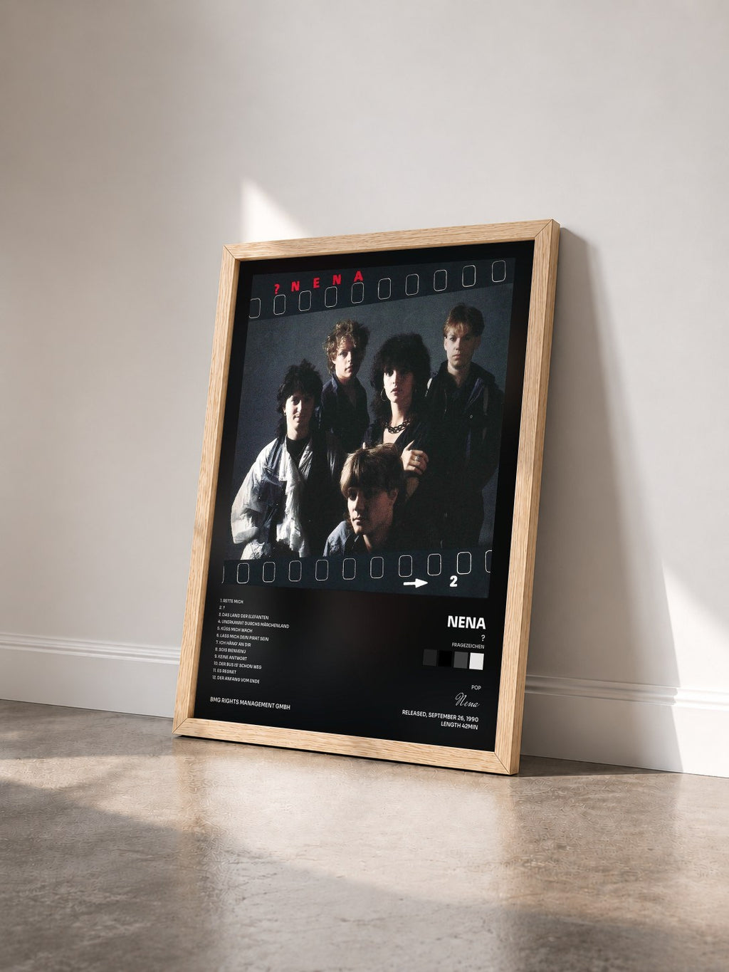 #bois Tableau de l'album ? (Fragezeichen) de Nena vu de trois quarts, cadre en bois brut