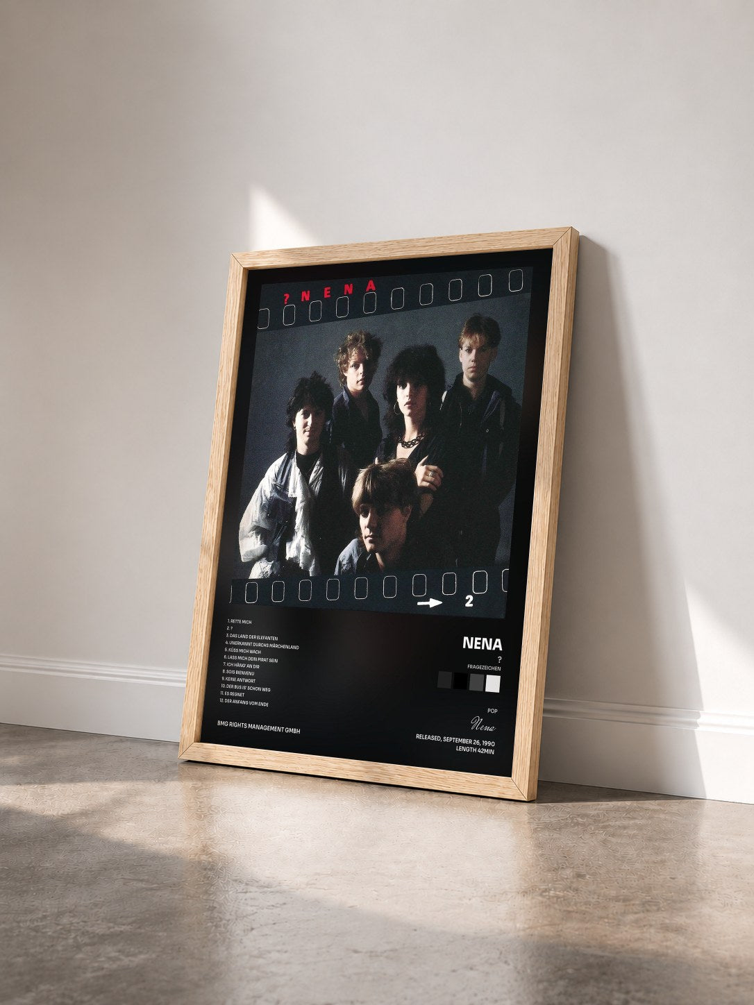 #bois Tableau de l'album ? (Fragezeichen) de Nena vu de trois quarts, cadre en bois brut