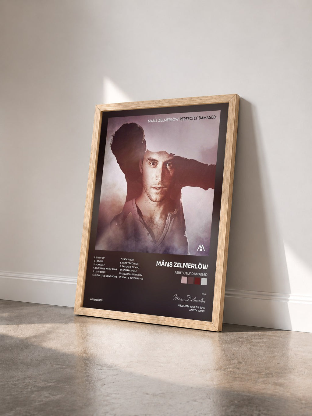 #bois Tableau de l'album Perfectly Damaged de Måns Zelmerlöw vu de trois quarts, cadre en bois brut