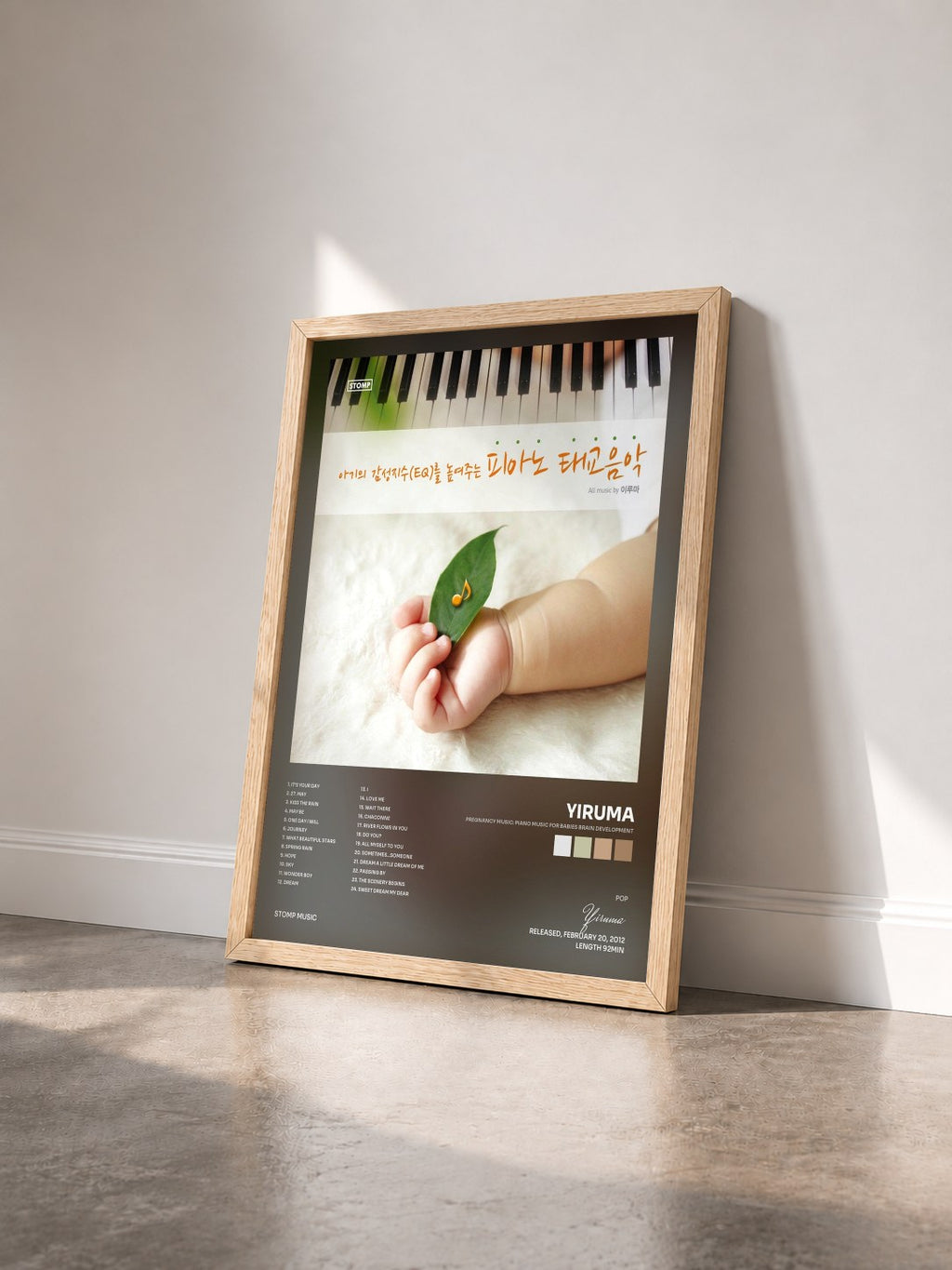 #bois Tableau de l'album Pregnancy Music: Piano Music for Babies Brain Development de Yiruma vu de trois quarts, cadre en bois brut