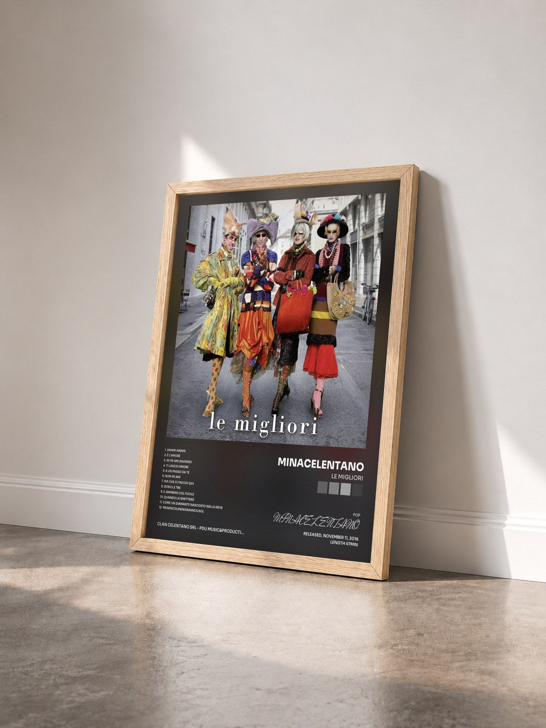 #bois Tableau de l'album Le migliori de MINACELENTANO vu de trois quarts, cadre en bois brut