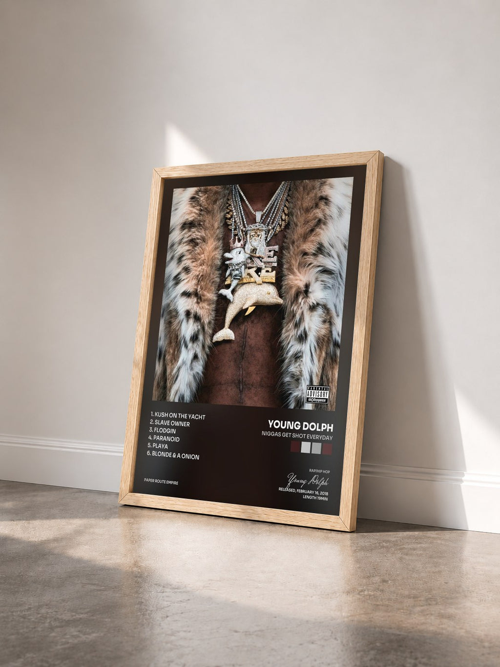 #bois Tableau de l'album Niggas Get Shot Everyday de Young Dolph vu de trois quarts, cadre en bois brut