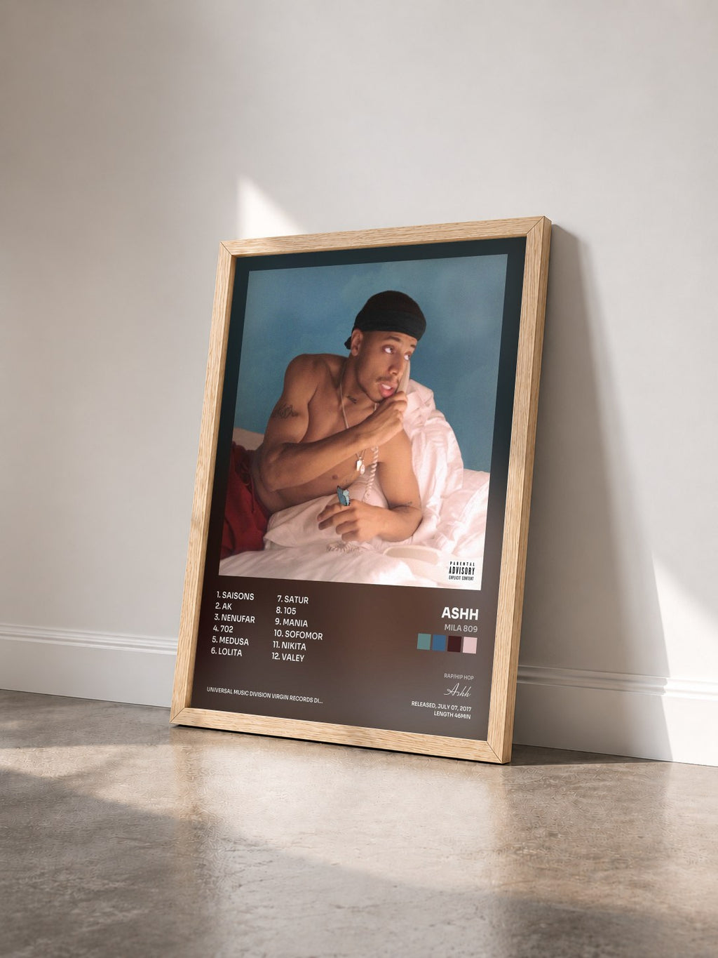 #bois Tableau de l'album Mila 809 de Ashh vu de trois quarts, cadre en bois brut