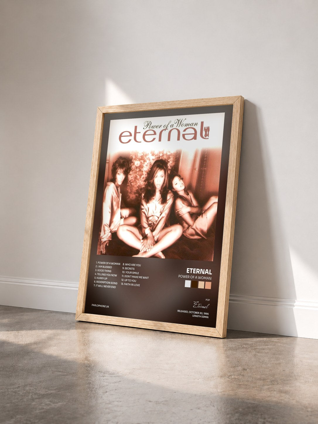 #bois Tableau de l'album Power Of A Woman de Eternal vu de trois quarts, cadre en bois brut